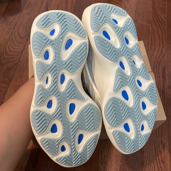 yeezy 700 v3 sz 5 - Picture 3 of 4